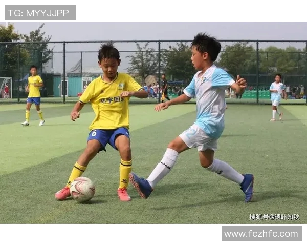 小伙踢足球展现青春活力与团队精神的精彩瞬间